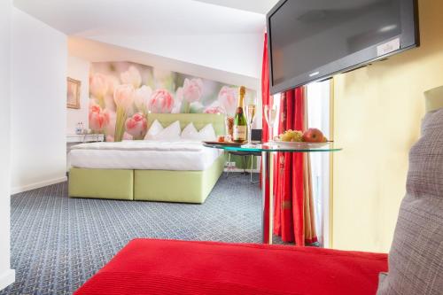 1 queen bed, 1 twin bed
