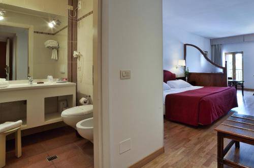 1 queen bed, 2 sofa beds