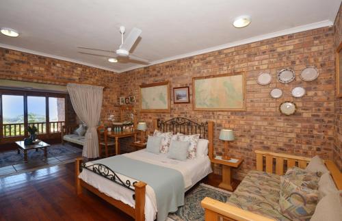 1 queen bed, 2 twin beds