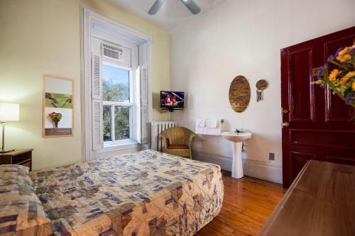 Budget Room with Shared Bathroom image 3