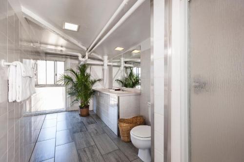 Budget Room with Shared Bathroom room in Hotel Abri du Voyageur