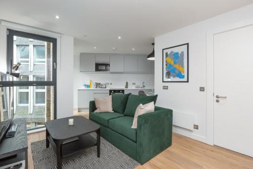 ALTIDO Brand NEW Studio Apartment with Castle View