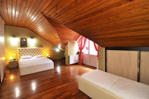 1 queen bed, 1 twin bed