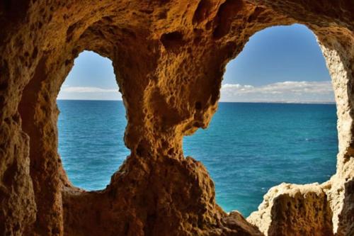  Cozy Carvoeiro HOME w/ Sea View & Private Access to Beach, Unterkunft in Lagoa