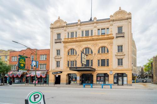 Group 2BR in Upbeat Local Scene of Wrigley Field