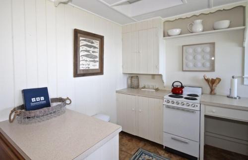 Ginn on the Rocks (Formerly CrescentBeachCottage) - image 7