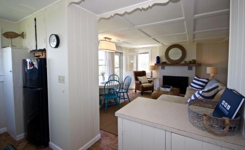 Ginn on the Rocks (Formerly CrescentBeachCottage) - image 8