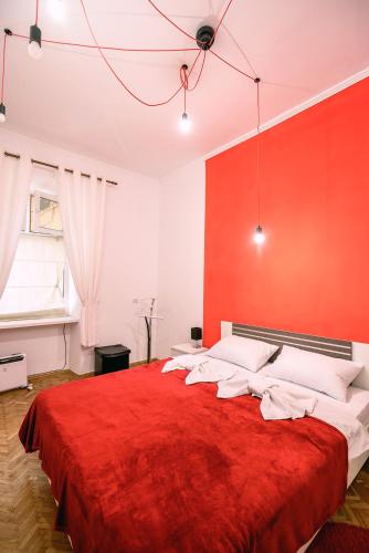 Red & Yellow Apartment - image 3