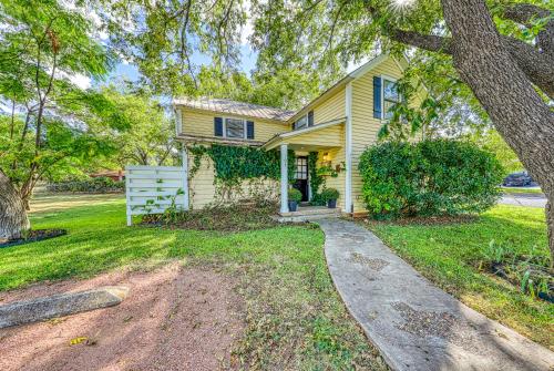 Cosmos Corner House in Fredericksburg, USA