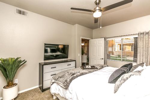 Mayo 2 miles - Kierland & Scottsdale Quarter 3 miles -Hulu Live TV-24 Hour Pool - image 2