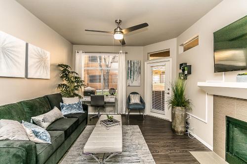 Mayo 2 miles - Kierland & Scottsdale Quarter 3 miles -Hulu Live TV-24 Hour Pool - image 3