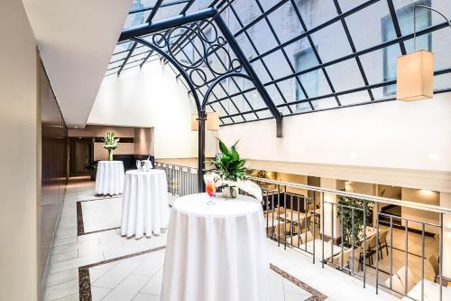 ระเบียง/ชานเรือน, แบทแมนส์ ฮิลล์ ออน คอลลินส์ (Batman's Hill On Collins) near พิพิธภัณฑ์ตรวจคนเข้าเมือง