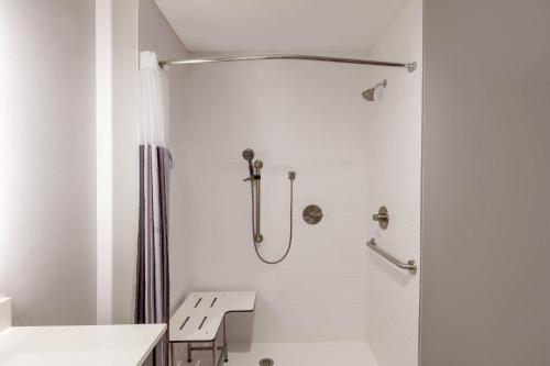 La Quinta Inn & Suites by Wyndham Lafayette Oil Center - image 7