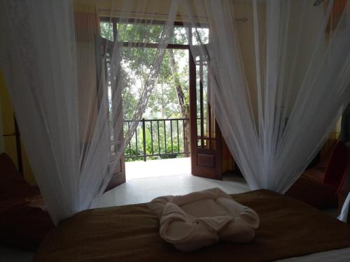 Deluxe Double Room with Balcony image 3