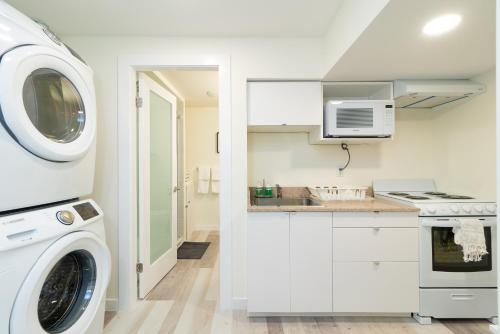 Beautiful 2-BR Suite in Central West Vancouver