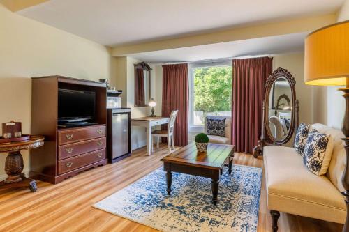 บริการและสิ่งอำนวยความสะดวก, เดอะแคริเอจ เฮาส์ อินน์, แอสเซนด์ โฮเทล คอลเล็กชั่น (The Carriage House Inn) in มิดเดิลทาวน์ (RI)