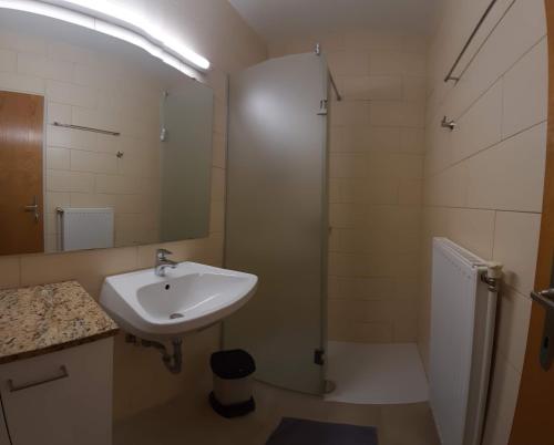 2 bedrooms, 3 beds