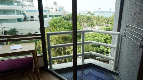 room detail thumbnail 1