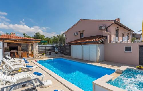 Apartment with Pool View