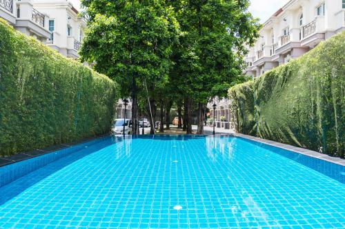 MIQ Asoke808 Villa - Asoke BTS - garden pool - 16 Pax in กรุงเทพ