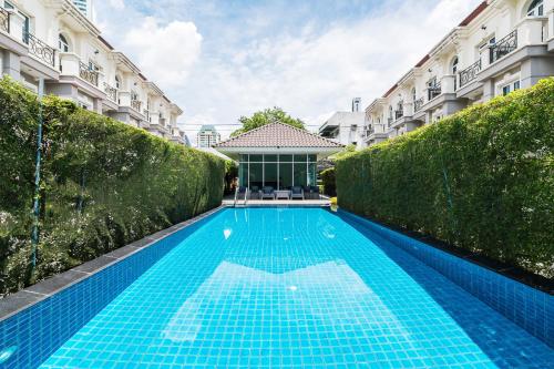 MIQ Asoke808 Villa - Asoke BTS - garden pool - 16 Pax in กรุงเทพ