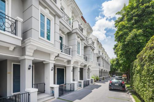 MIQ Asoke808 Villa - Asoke BTS - garden pool - 16 Pax in กรุงเทพ