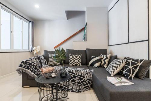 MIQ Asoke808 Villa - Asoke BTS - garden pool - 16 Pax in กรุงเทพ