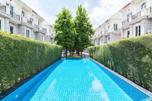 MIQ Asoke808 Villa - Asoke BTS - garden pool - 16 Pax in กรุงเทพ