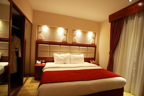 Deluxe Two-Bedroom Apartment image 10