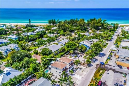 Blue Coconut Bungalow Home in Holmes Beach, USA