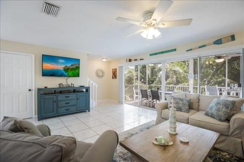 Blue Coconut Bungalow Home - image 7