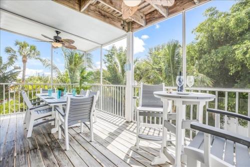 Blue Coconut Bungalow Home in Holmes Beach, USA