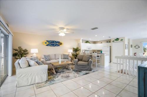 Blue Coconut Bungalow Home in Holmes Beach, USA