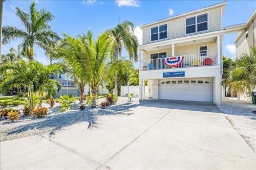 Blue Coconut Bungalow Home in Holmes Beach, USA