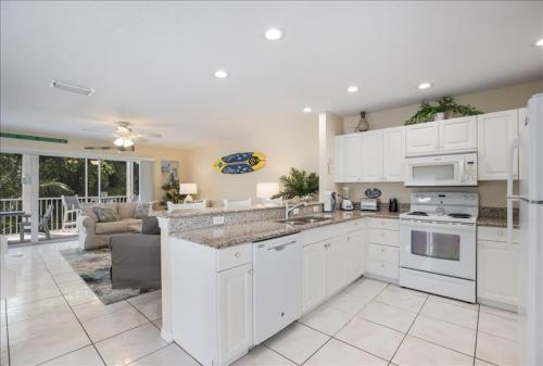 Blue Coconut Bungalow Home in Holmes Beach, USA