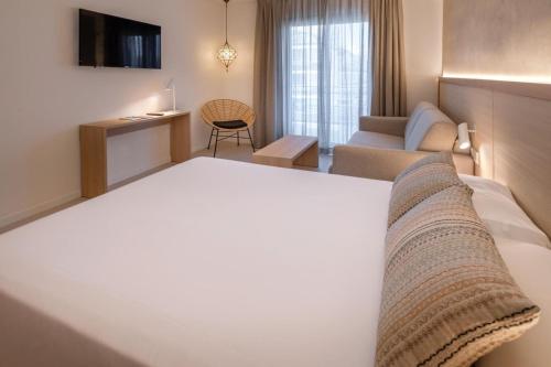 2 queen beds, 1 sofa bed