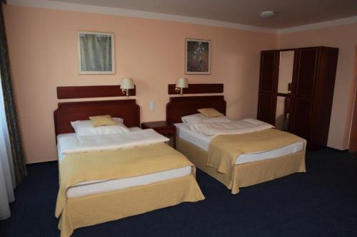 2 twin beds