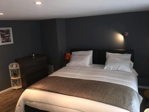 HOTEL HOVI DE LA MAIRIE – Aubervilliers, CA