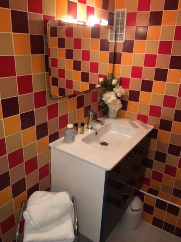 HOTEL HOVI DE LA MAIRIE – Aubervilliers, CA