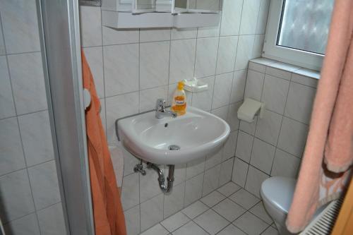 FEWO Haus Meister 6.4km von Dreikirchen entfernt
