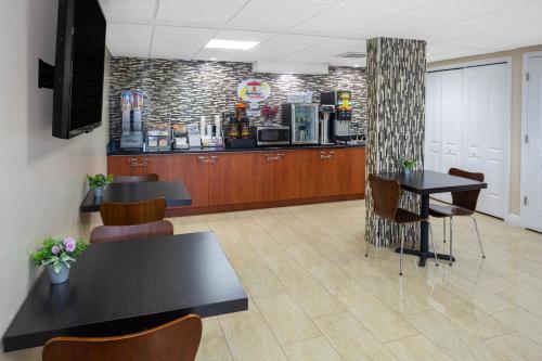 大堂, 布拉丁頓 - 薩拉索塔地區速8酒店 (Super 8 By Wyndham Bradenton Sarasota Area) in 布拉丁頓 (FL)