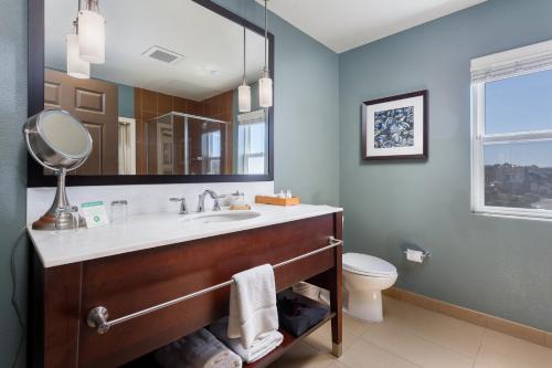 221812976 The Coho Oceanfront Lodge
