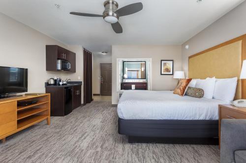 221812978 The Coho Oceanfront Lodge