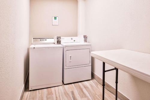 Quality Inn and Suites Beaumont - image 4