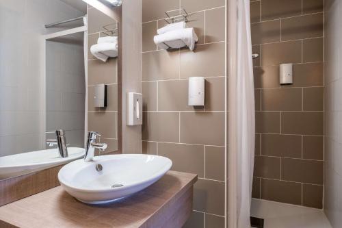 Bathroom, Comfort Hotel Linas - Montlhery in Linas