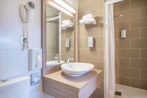 Comfort Hotel Linas Montlhery Room Type - Queen Room with Single Bed - Non-Smoking