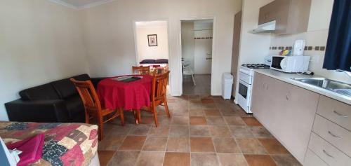 kuhinja, Pinjarra Caravan Park and Cabins in Mandurah