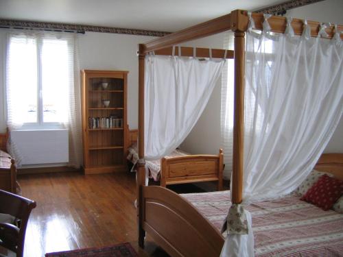 1 queen bed, 2 twin beds