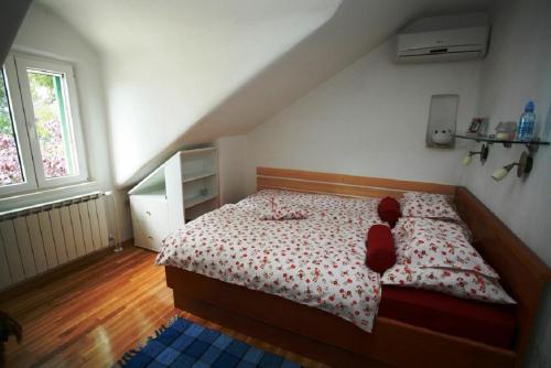 Deluxe Villa Sirena on the beach with Pool - image 4