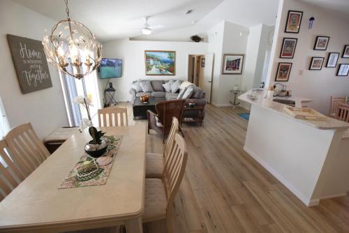 Little Peace Of Paradise At Villa Willow Wood Home - image 6